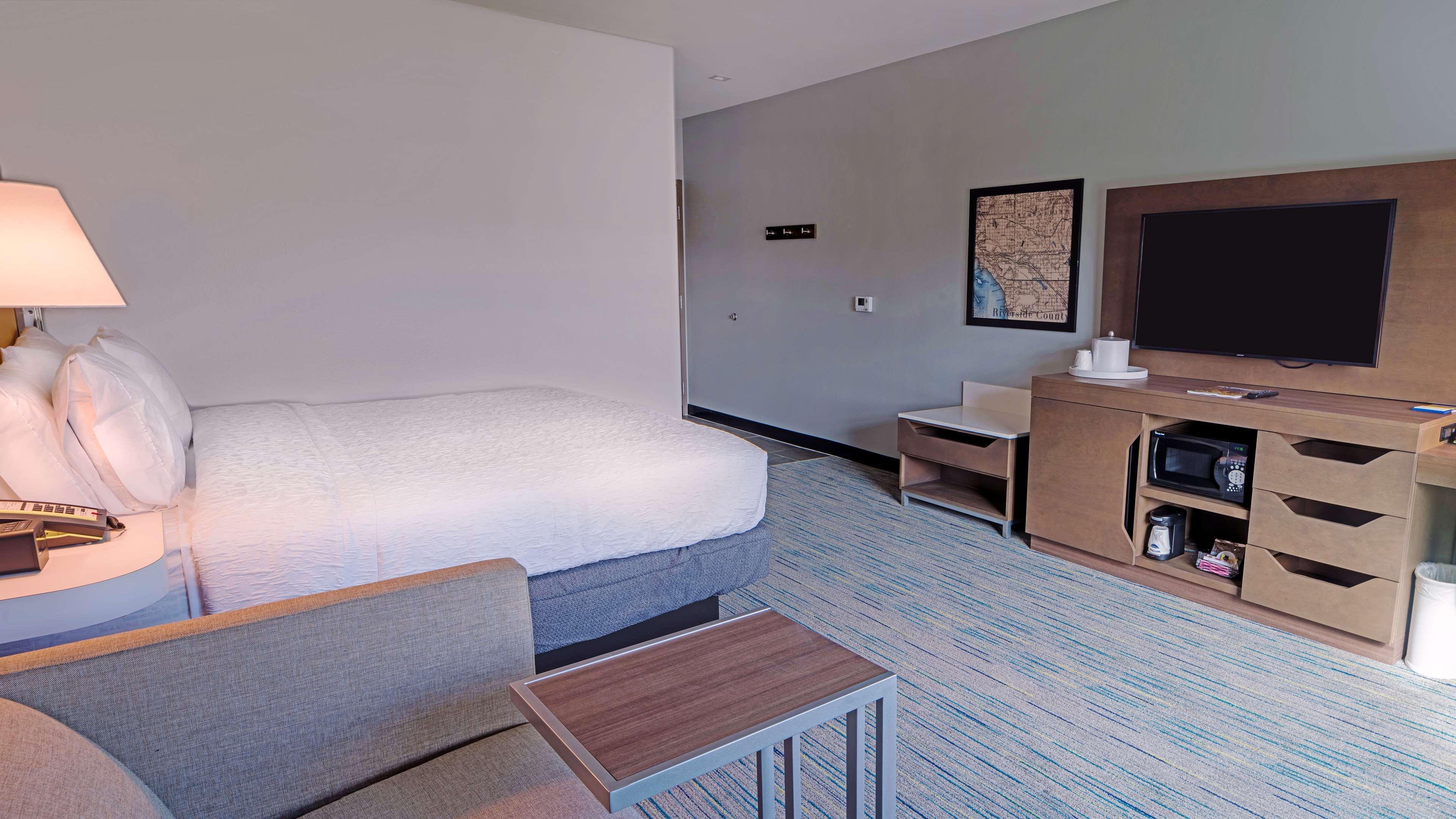 Hampton Inn Riverside Downtown Exterior photo